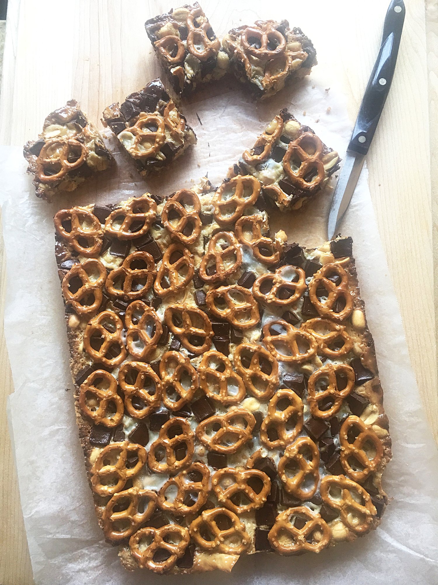 Chocolaty Pretzel and Peanut Cookies Bars Recipe